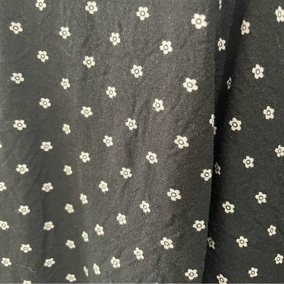 [2] H&M Black & White Flower Print Button Down Mini Skirt Lightweight Flowy - Picture 8 of 8